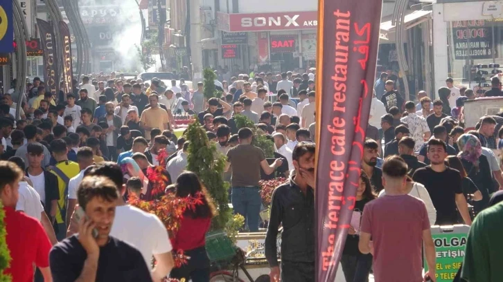 Van’da çarşı pazarda Kurban Bayramı yoğunluğu
