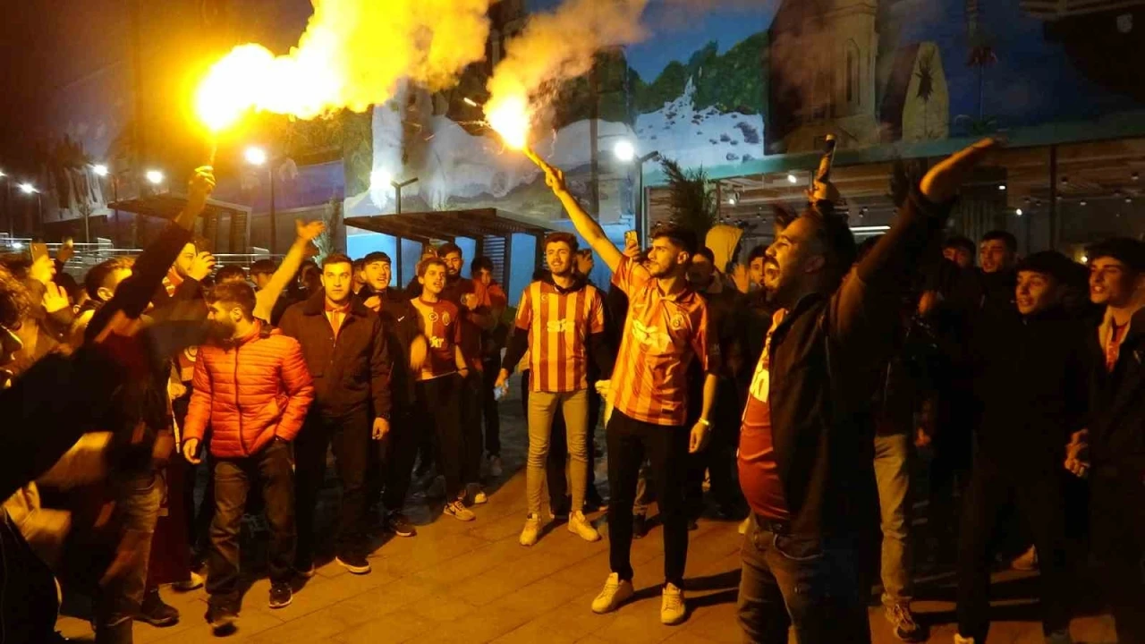 Van’da Galatasaraylı taraftarların derbi coşkusu
