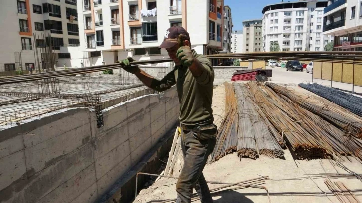 Van’da inşaat işçilerinin sıcaklarla mücadelesi başladı
