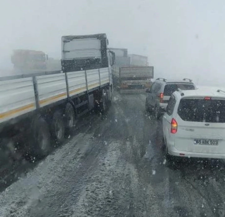 Van’da kar yağışı hayatı olumsuz etkiledi
