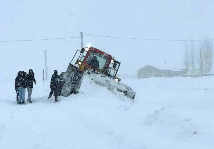 Van’da kurtarma çalışması sırasında iş makinesi kara saplandı
