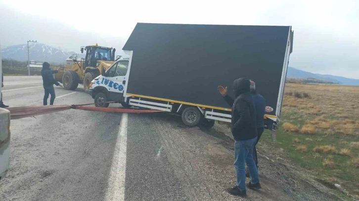 Van’da şiddetli rüzgar çatıları uçurdu