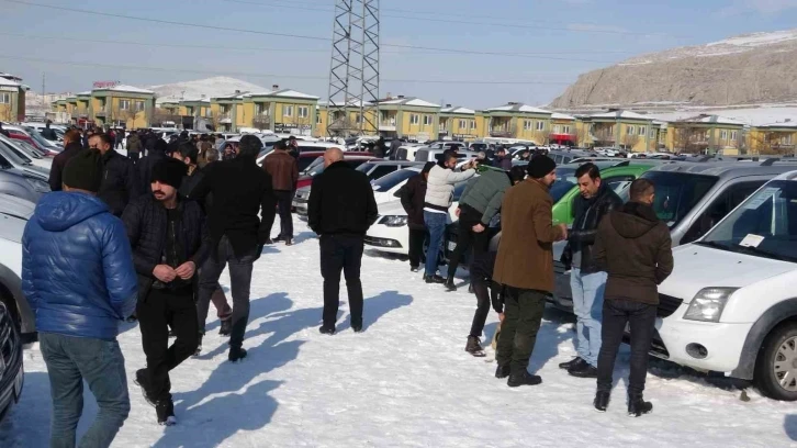 Van’da soğuk havaya rağmen açık oto pazarı araçlarla doldu
