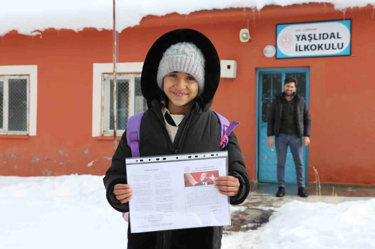 Van’da tek öğrencili okulda karne heyecanı
