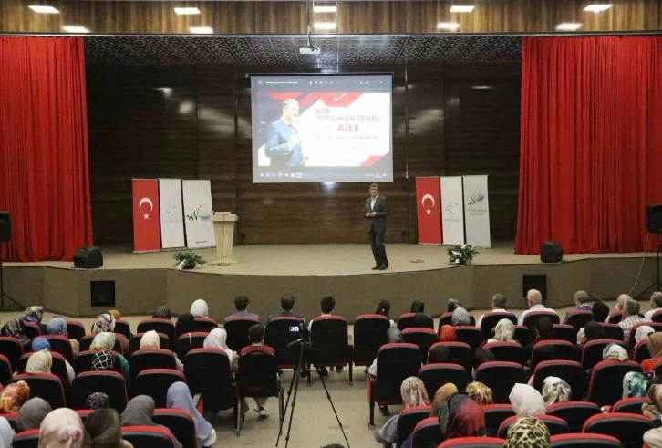 Van’da ‘Toplumun Temeli Aile’ semineri düzenlendi
