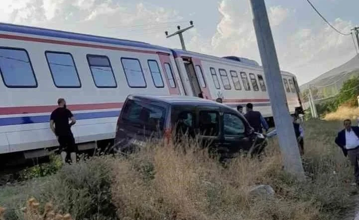 Tatvan tren hemzemin geçitte otomobile çarptı: 1 yaralı