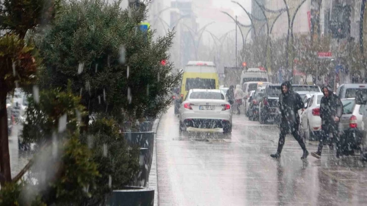 Van’da yoğun kar yağışı etkili oluyor
