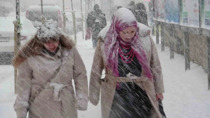 Van’da yoğun kar yağışı etkili oluyor