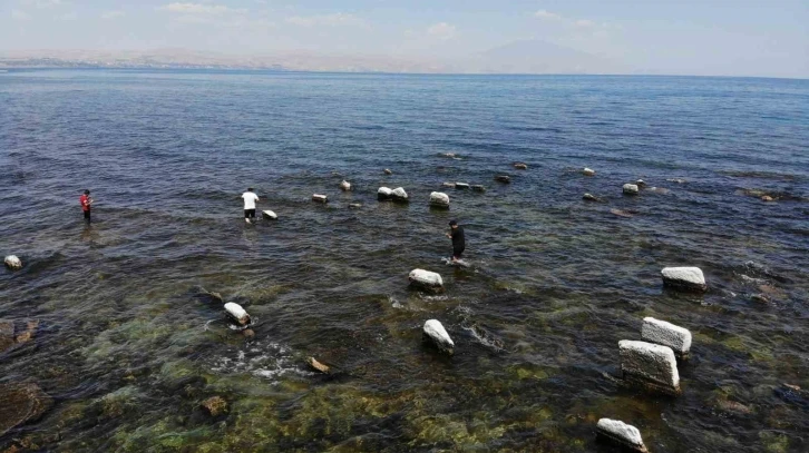 Van Gölü’nde sular çekildi, asırlık toplu mezar alanı ortaya çıktı
