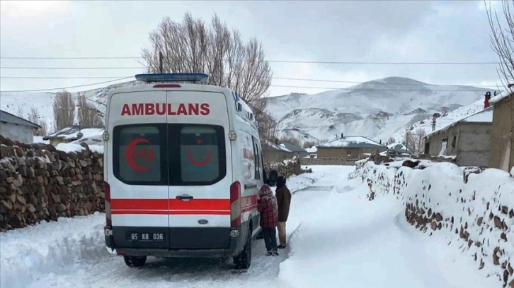 Van'da yolu kardan kapanan mahalledeki kanser hastasının imdadına ekipler yetişti