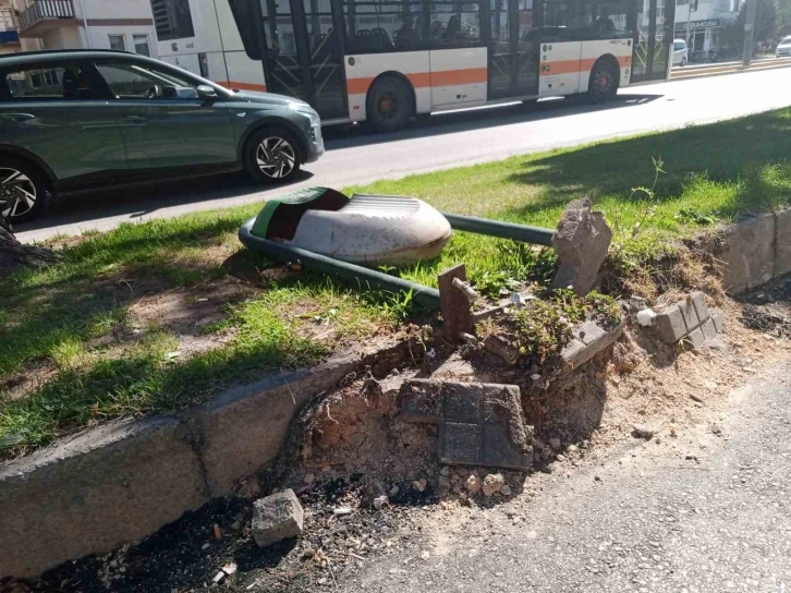 Vandalların yeni hedefi bir çöp kutusu oldu
