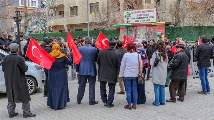 Vanlı aileler HDP İl Başkanlığı önünde çocuklarına teslim olmaları çağrısında bulundu