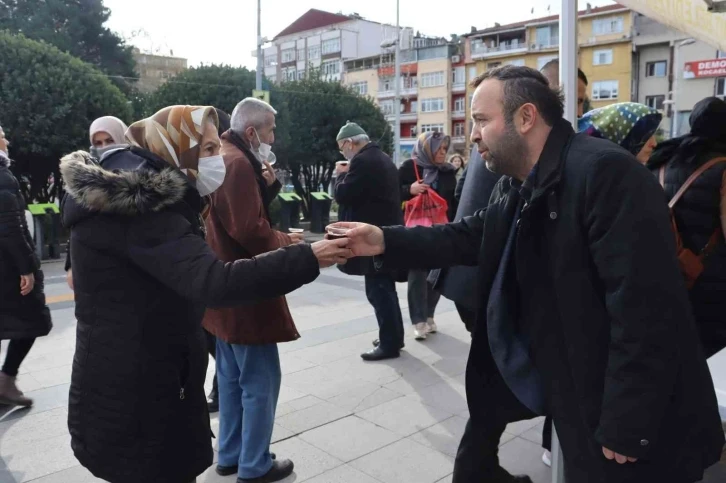 Vatandaşlara aronya suyu ikram edildi