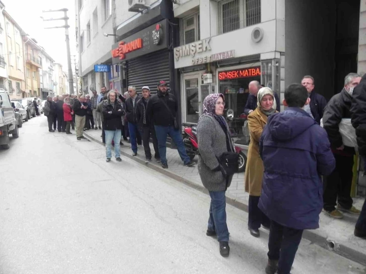 Vatandaşların metrelerce uzayan baklava kuyruğu
