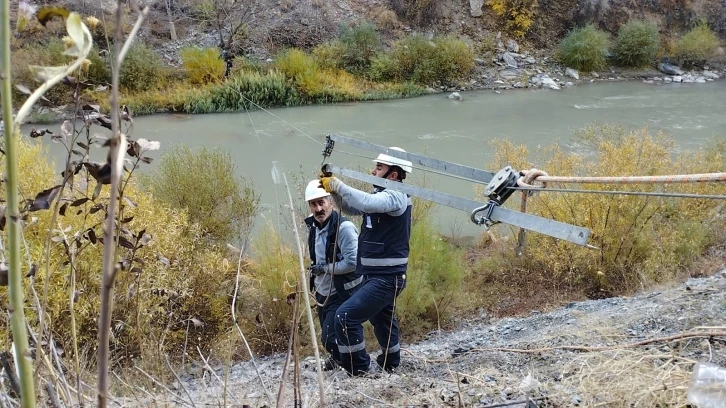 VEDAŞ Zap suyu üzerine kurdukları teleferikle bakım çalışması yaptı
