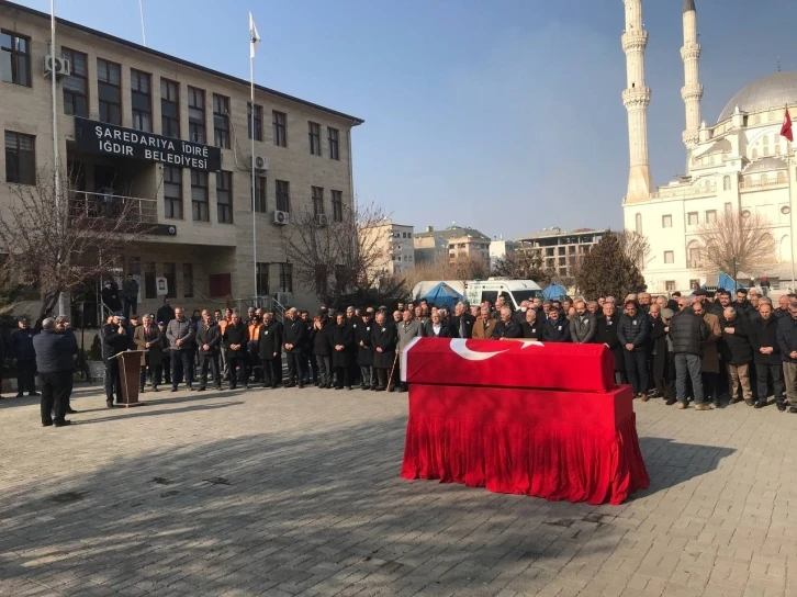 Vefat eden Iğdır eski belediye başkanı için belediye önünde tören düzenlendi