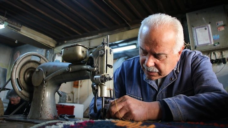 Veli usta Kütahya'daki atölyesinde asırlık tezgahta 45 yıldır kilim dokuyor