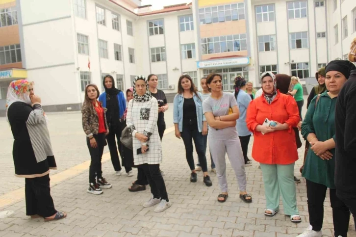 Veliler okulun kapatılıp çocukların başka okula gönderilmesine tepki gösterdi