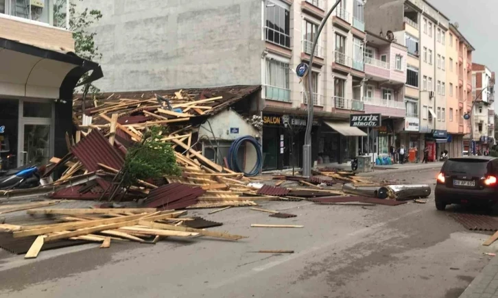 Vezirköprü’de fırtına çatıları uçurdu
