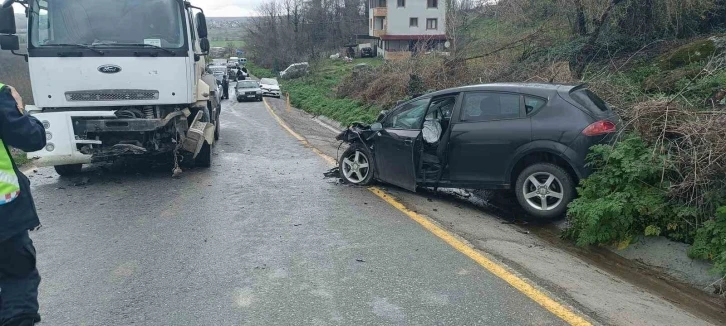 Vidanjör ile kafa kafaya çarpışan otomobil hurdaya döndü: 1 yaralı
