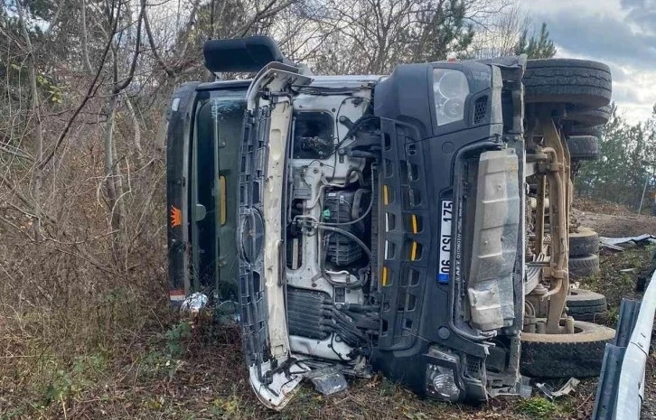 Devrilen kamyondan  sürücü yara almadan kurtuldu