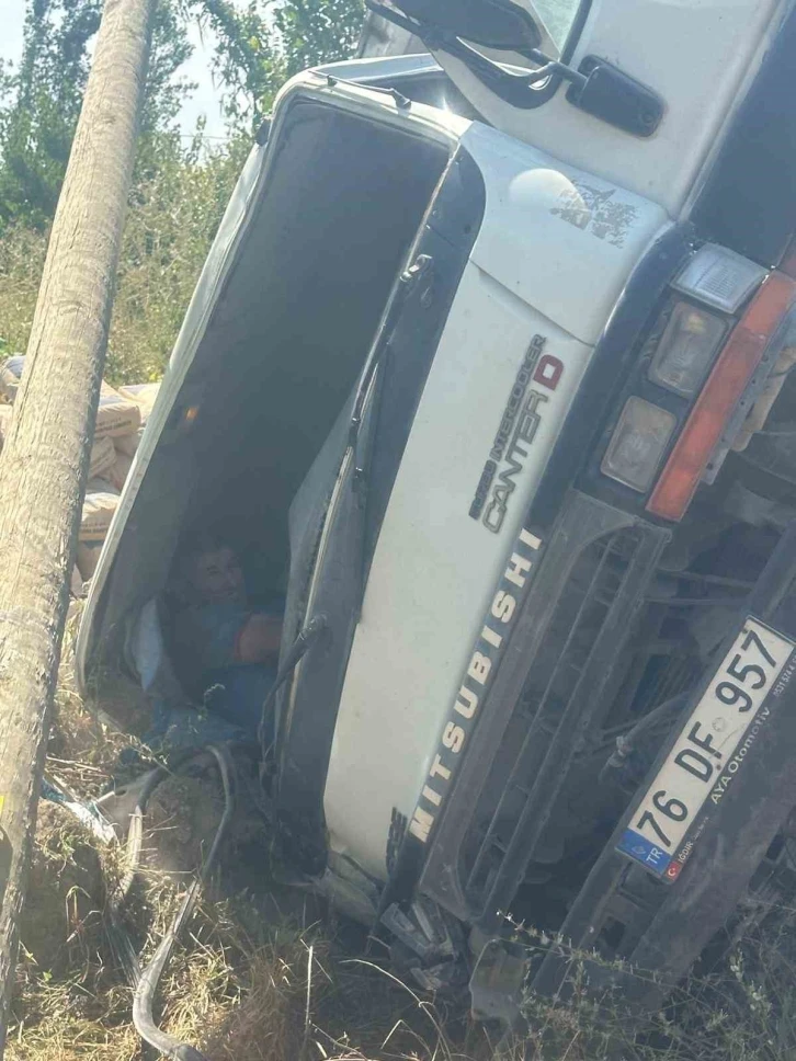 Virajı alamayan kamyon elektrik direğine çarparak devrildi: 1 yaralı
