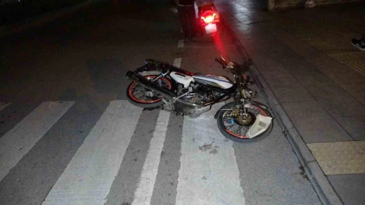 Virajı alamayan motosiklet kaldırım taşına çarptı: 1 yaralı
