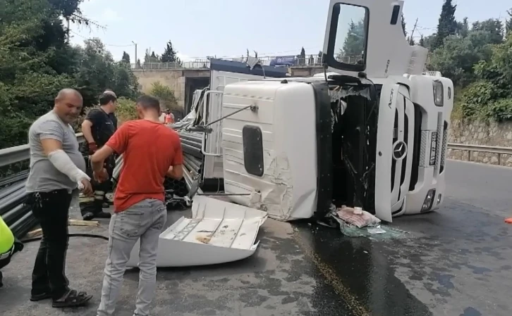 Virajı alamayan tır devrildi: Araçta sıkışan sürücü kazayı hafif sıyrıklarla atlattı
