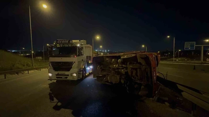 Virajı dönemeyen odun yüklü kamyon devrildi: 1 yaralı
