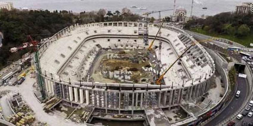  Vodafone Arena'da şok! İskele çöktü...