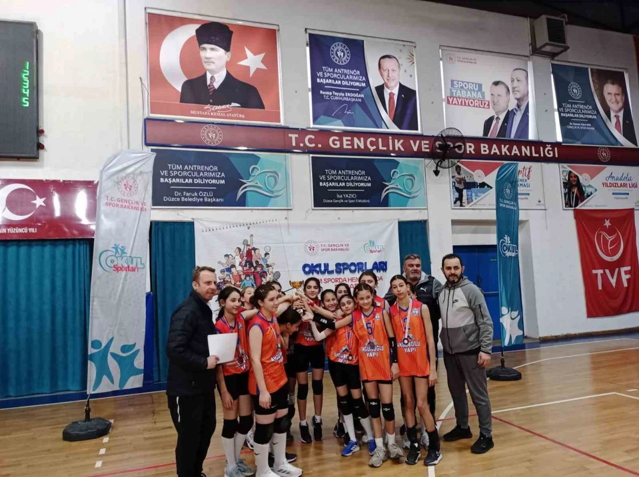 Voleybol küçüklerde şampiyonlar belli oldu
