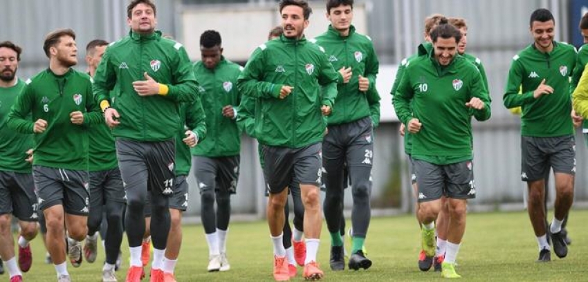  BURSASPOR’DA TEMPO DÜŞMÜYOR