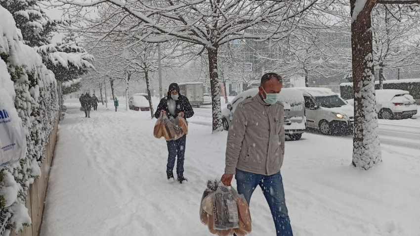 Bursa'da kar kalınlığı giderek artıyor