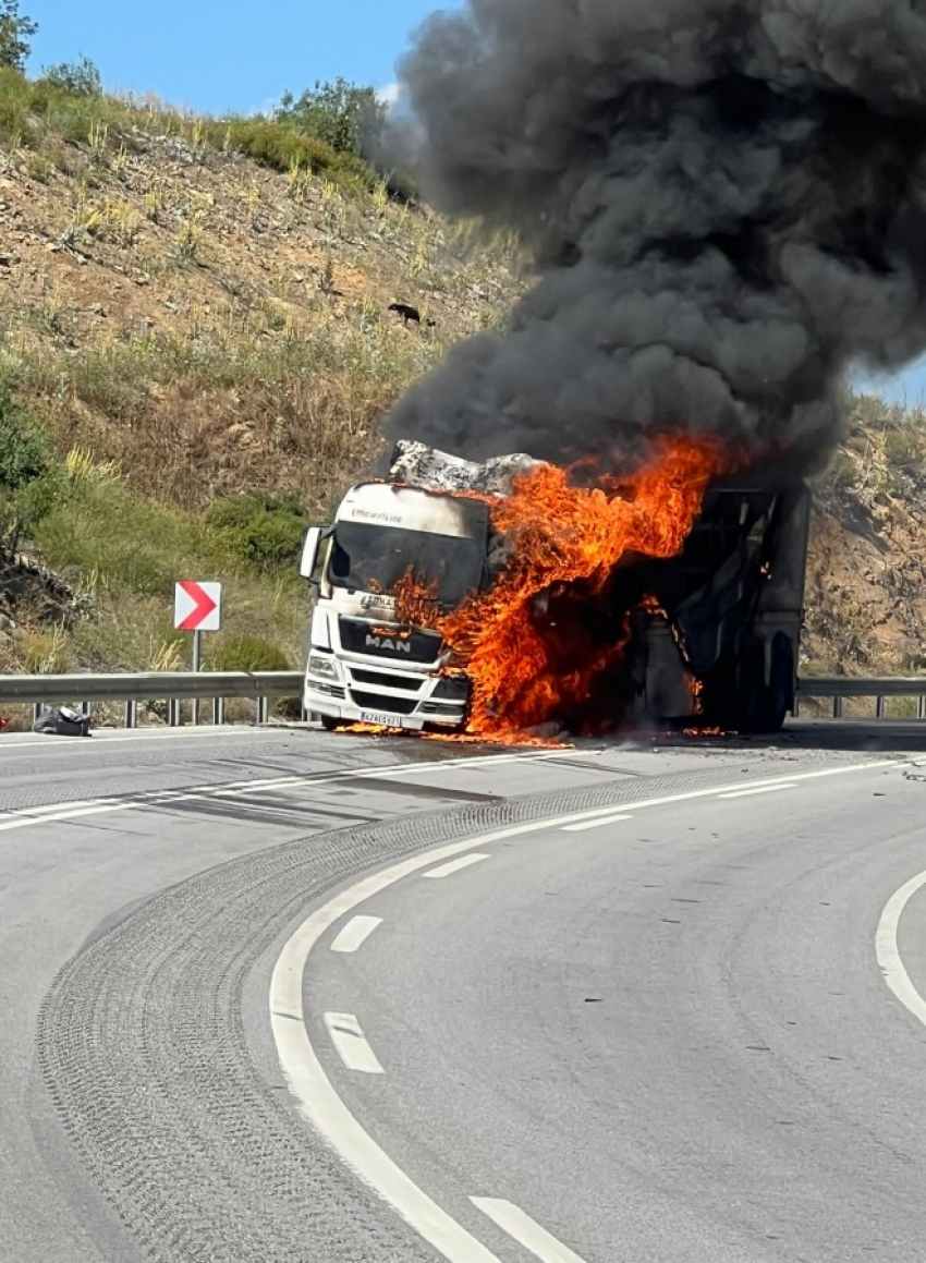 Bursa'da cam yüklü TIR seyir halindeyken yandı