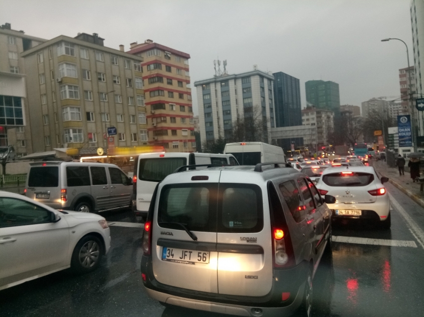 Sağanak yağmur trafiği felç etti