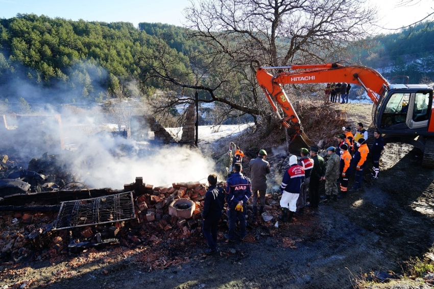 Yangın sonrası kaybolan 5 kişi aranıyor