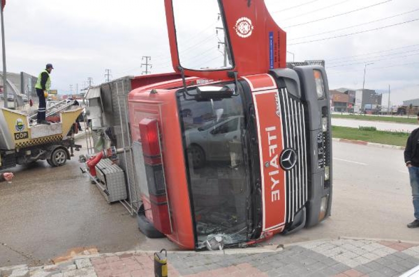 Bursa'da yangına giden itfaiye aracı devrildi: 3 yaralı