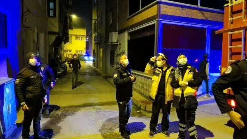 Bursa'da yangını görüp sokağa çıkan meraklı vatandaşları polis evlerine gönderdi