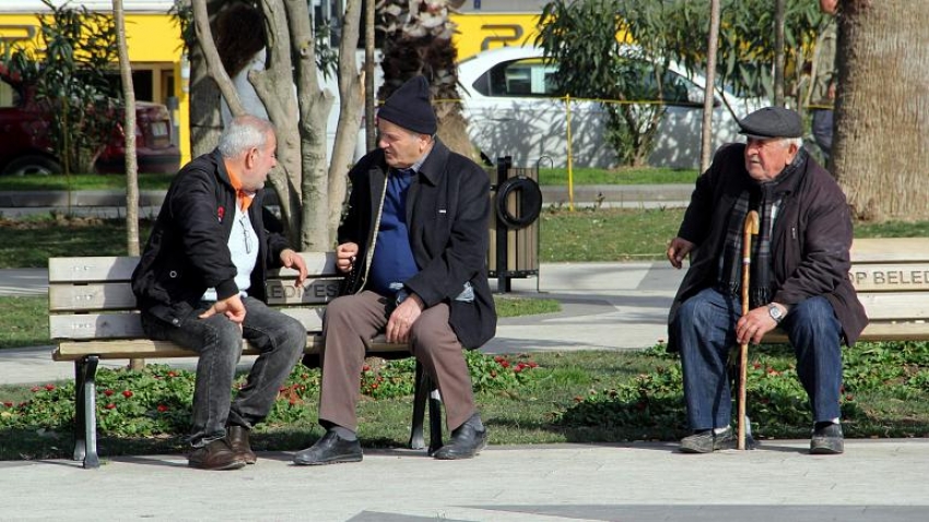 65 yaş ve üstüne sokağa çıkmaları sınırlandırıldı.