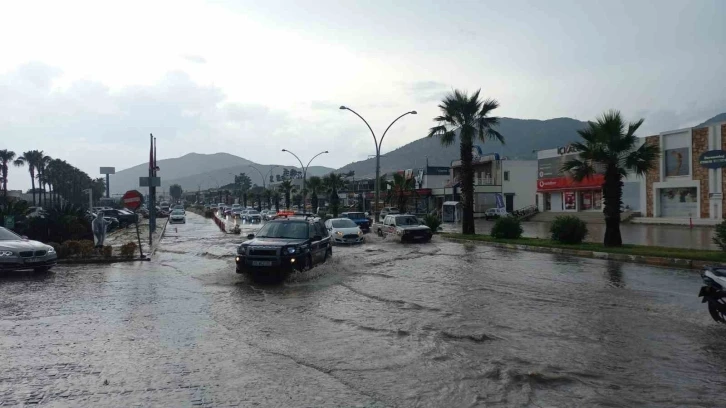 Yağış yolu kapattı, araç ve konteynerleri sürükledi
