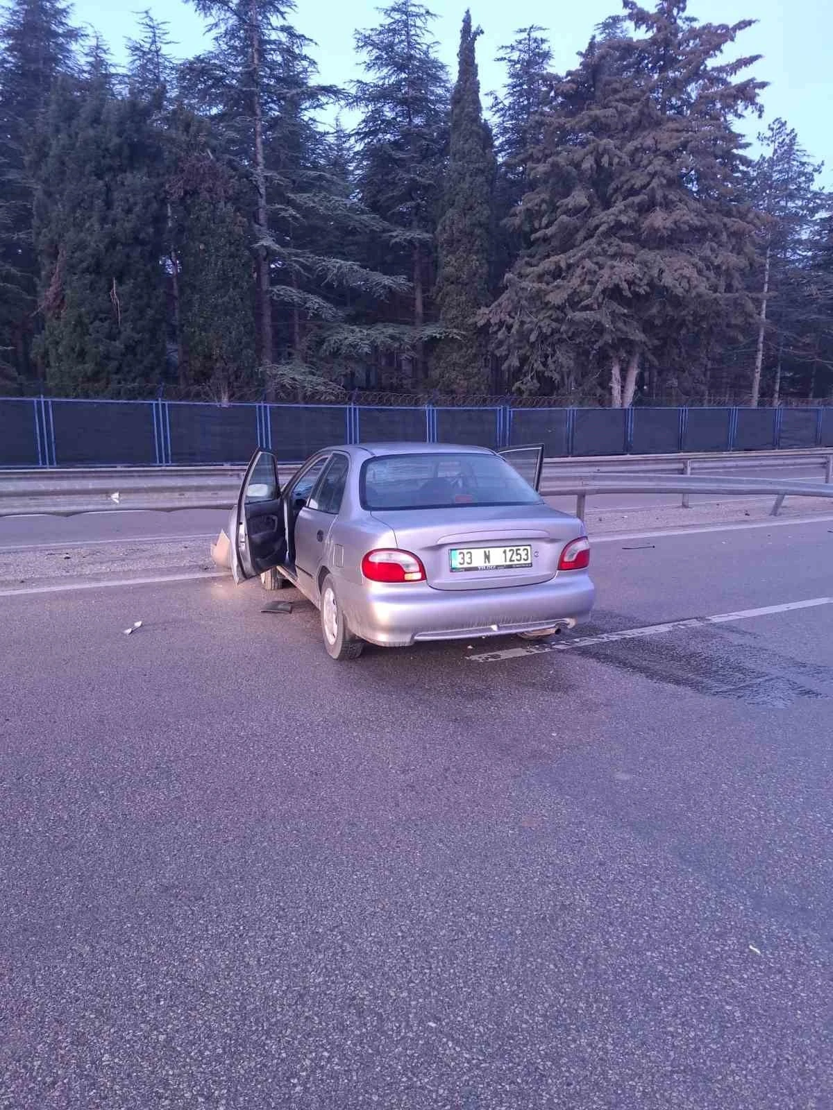 Yağmur sebebiyle kayganlaşan yolda otomobil bariyerlere çarptı: 1 yaralı
