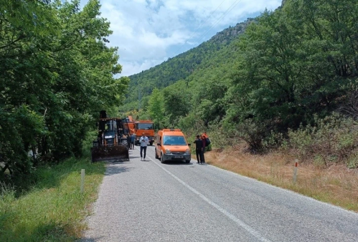 Yağmur sonrası düşen dev kaya parçaları yolu kapattı
