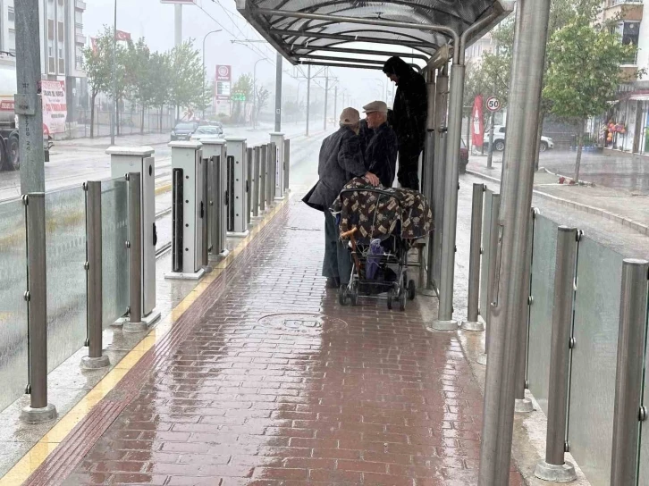 Yağmura hazırlıksız yakalanan vatandaşlar korunacak yer aradı
