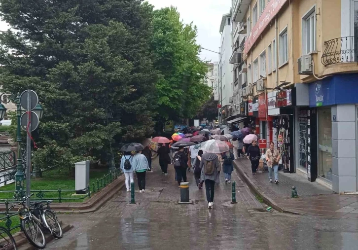 Yağmurda açılan rengarenk şemsiyeler renkli görüntü oluşturdu
