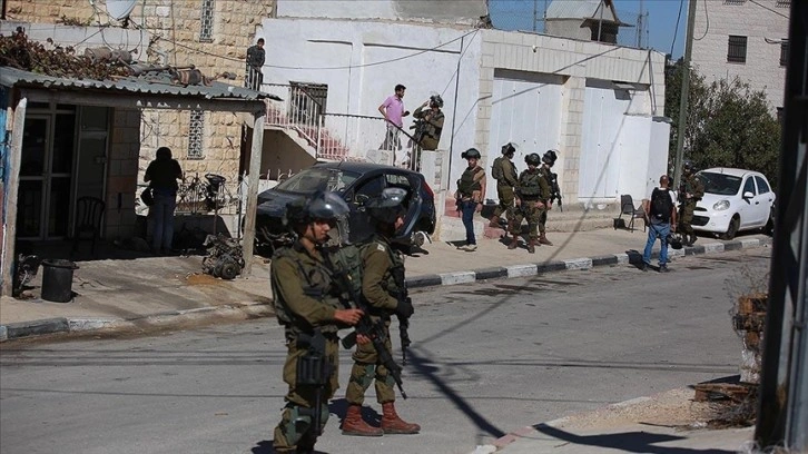 Yahudi yerleşimciler Ramallah ve Bire kasabalarının girişlerini kapattı