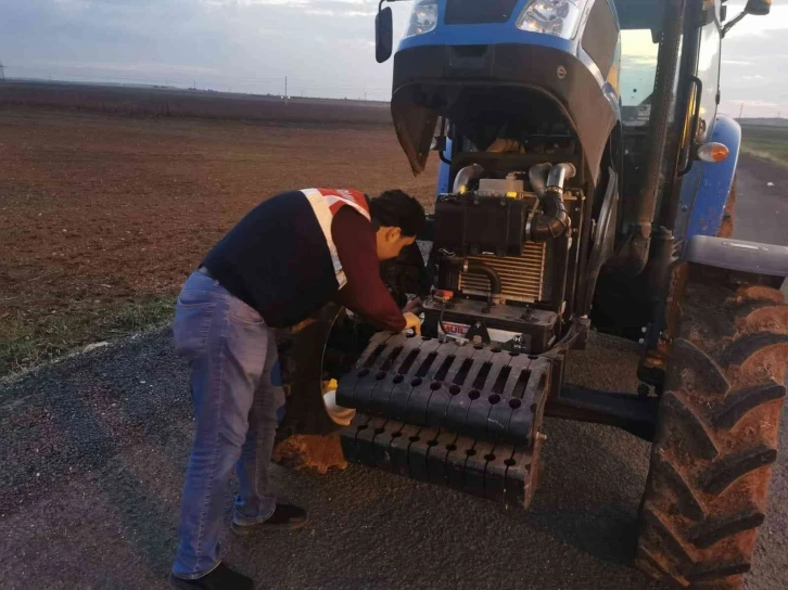 Yakalanacaklarını anlayınca traktörleri bırakıp kaçtılar
