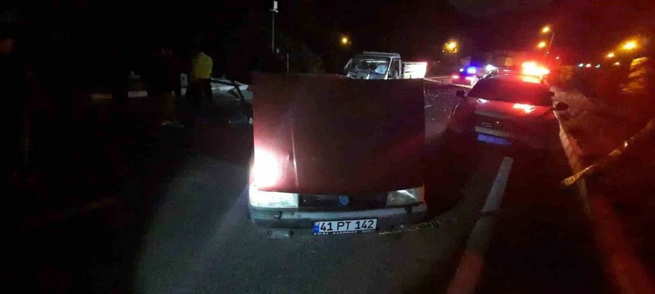 Yakıtları biten otomobillerini ittirirken kamyonet çarptı: 2 ölü, 2 yaralı
