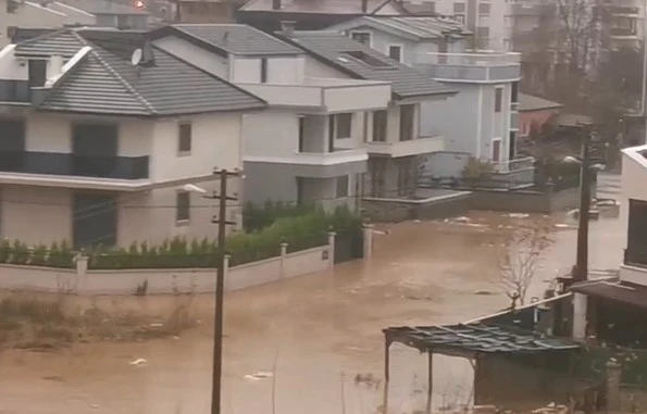 Yalova Çınarcık’ta dere taştı, evleri su bastı, mahsur kalan vatandaşı ekipler kurtardı