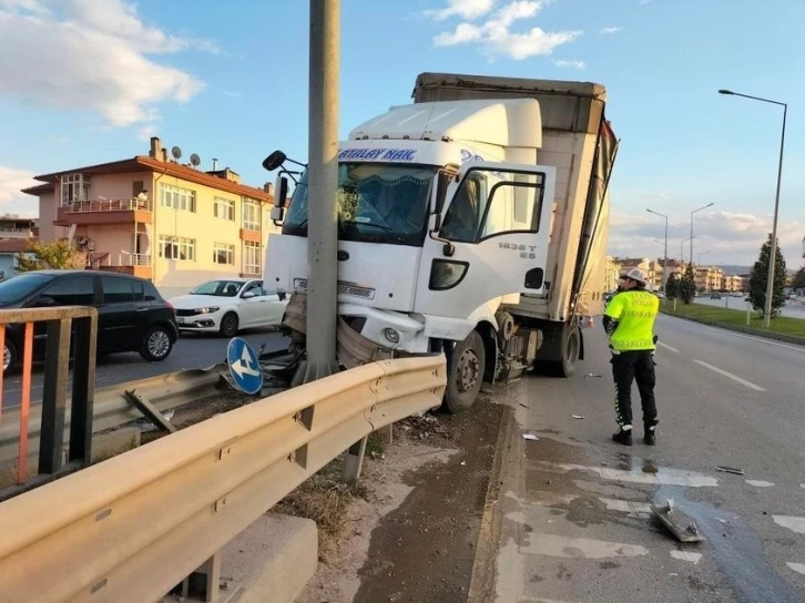 Kontrolden çıkan tır yön tabelası direğine çarptı