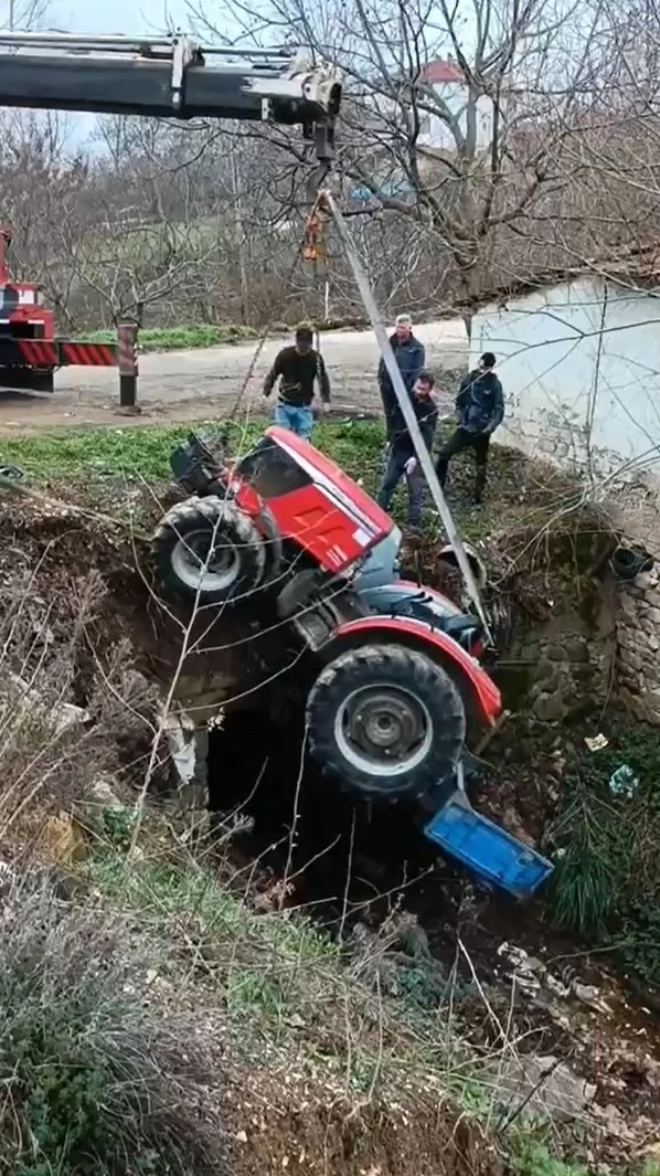 Yalova’da kontrolden çıkan traktör dere yatağına düştü
